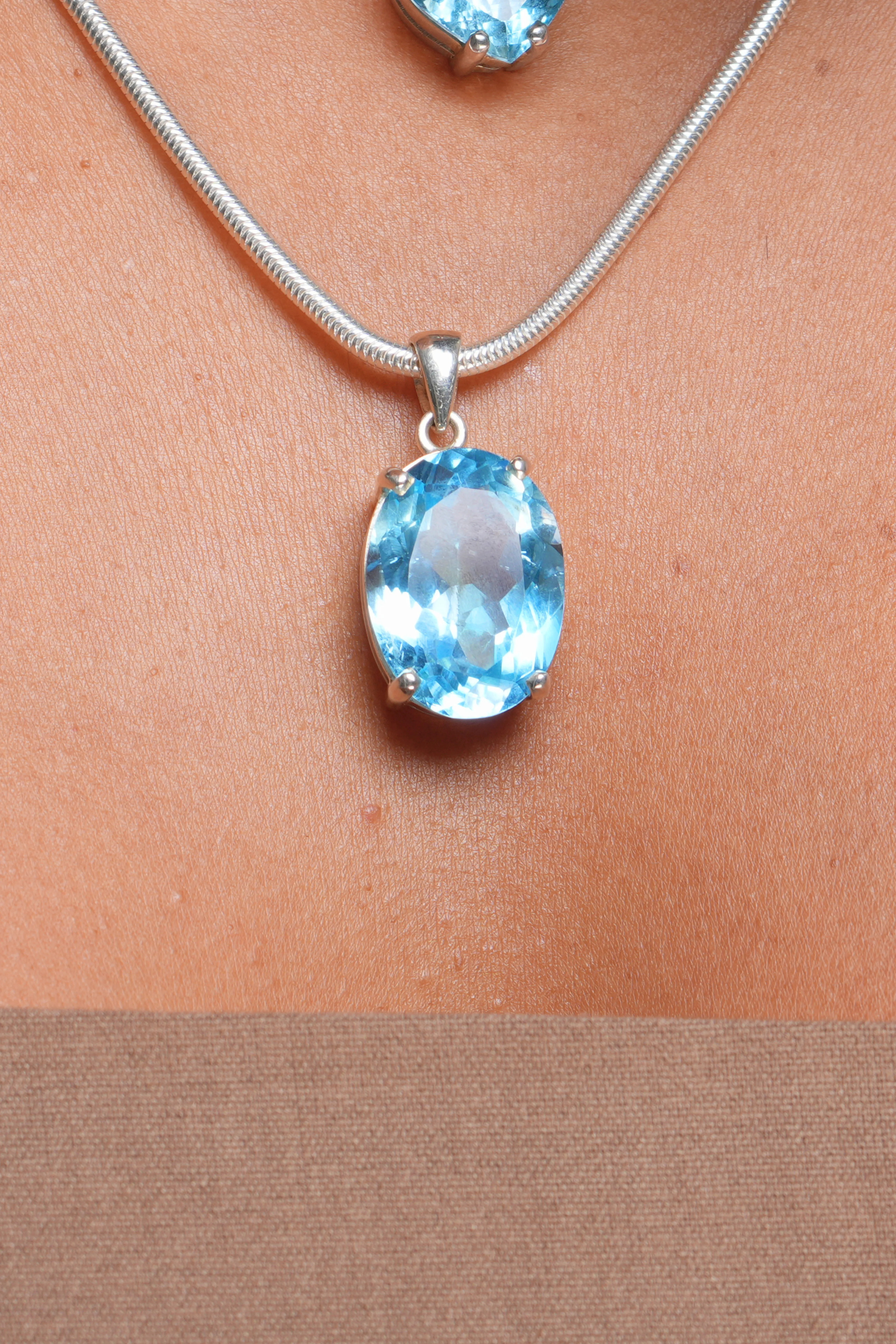The Oval Pendant